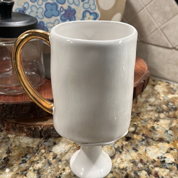 Cute white mug with pink letter T and gold handle. ๐๐ - Picture 2 of 3